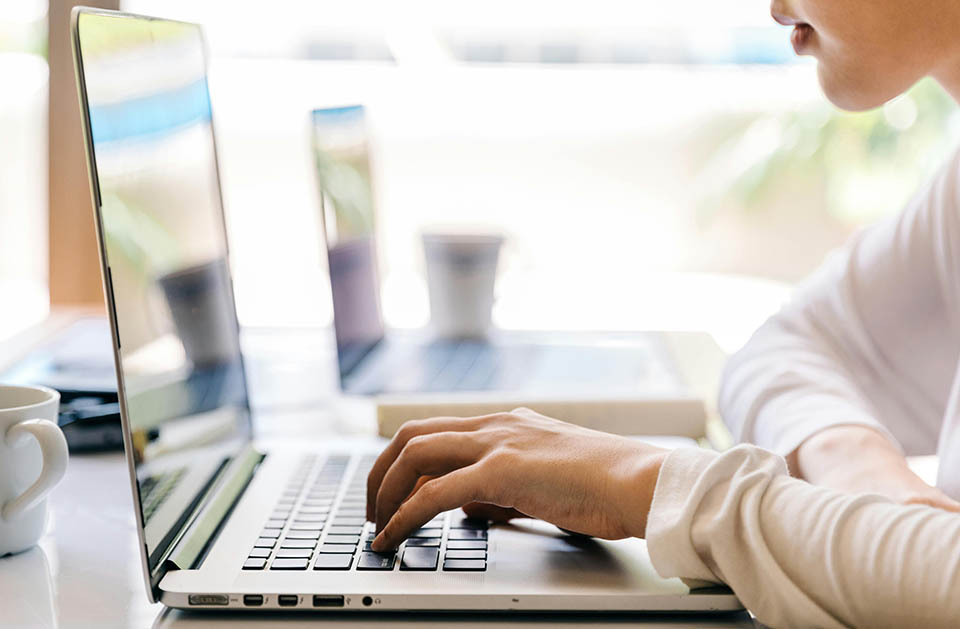 الخدمات المتاحة عبر الإنترنت 